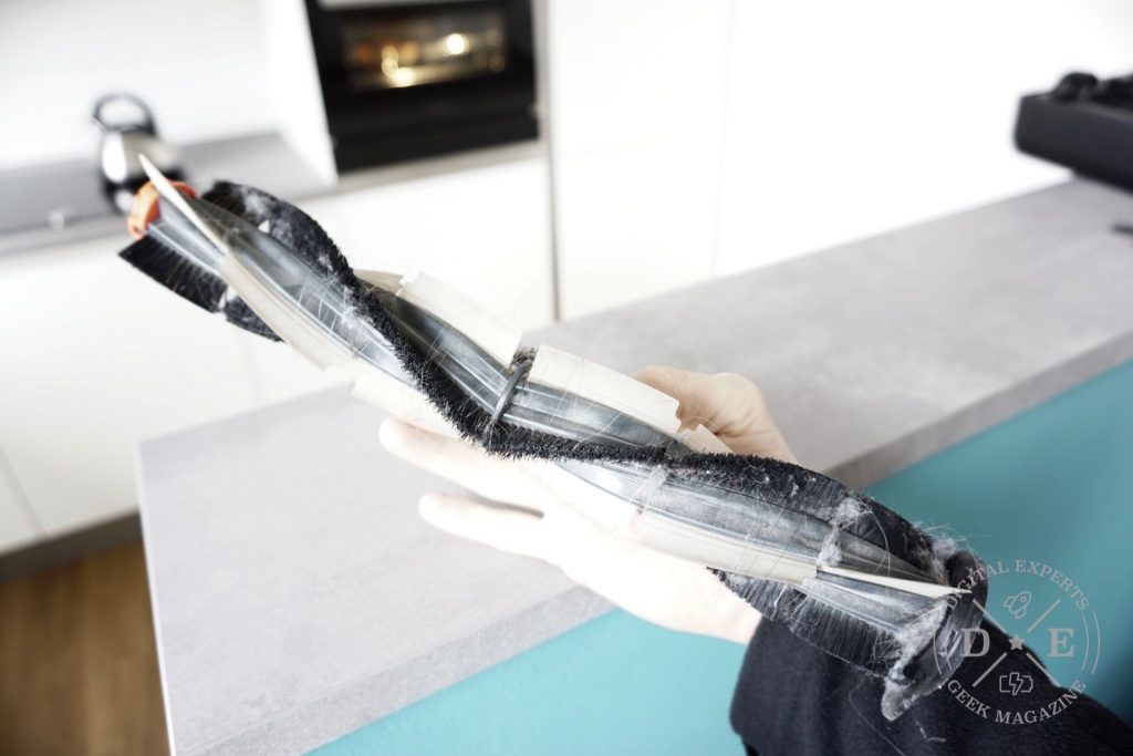 neato-buerste-voll-mit-haaren